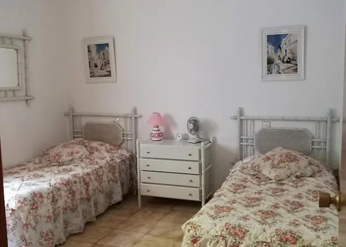 Апартаменти 3 Bedroom Spacious *